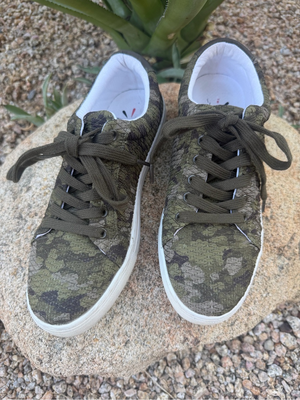 Isaac Mizrahi Live! SOHO Quilted Camo Lace-Up Sneakers Green Olive Size 8.5